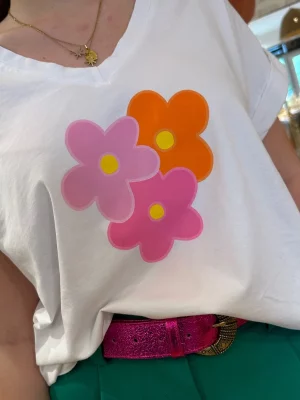 MIA, le tee-shirt blanc 100% coton avec son décolleté en V et son flocage 3 fleurs colorées. Le tee-shirt très estival pour cette saison à la coupe ample.
