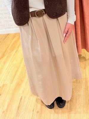 LUDIVINE, la jupe qui apporte élégance et confort à vos looks du quotidien. Sa coupe ample et ses plis discrets offrent un tombé naturel et féminin, idéal aussi bien pour une tenue décontractée que chic.