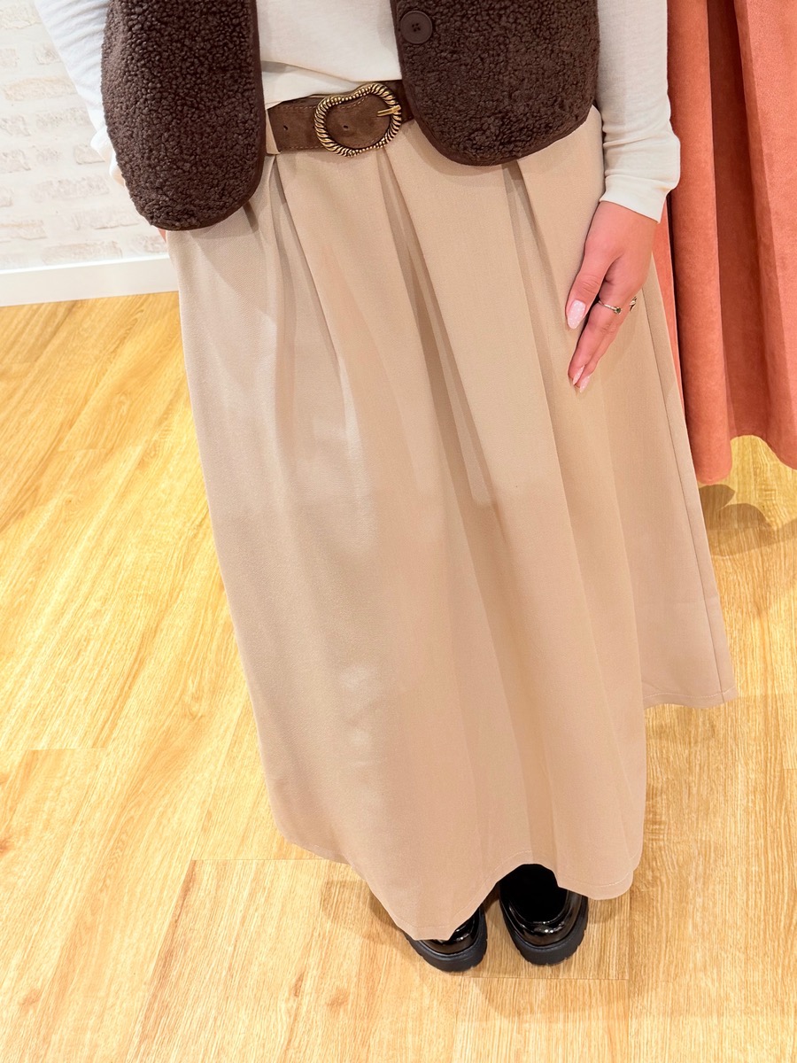 LUDIVINE, la jupe qui apporte élégance et confort à vos looks du quotidien. Sa coupe ample et ses plis discrets offrent un tombé naturel et féminin, idéal aussi bien pour une tenue décontractée que chic.