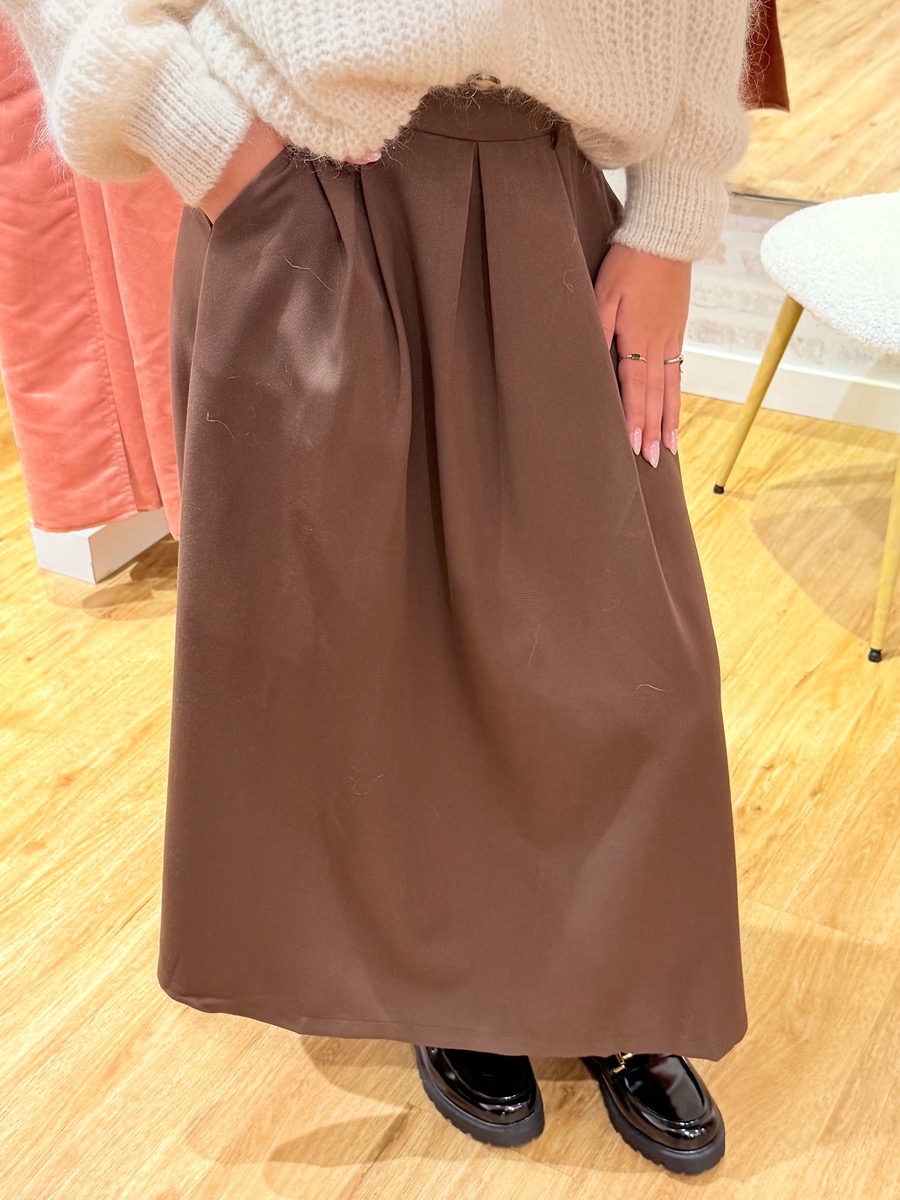 LUDIVINE, la jupe qui apporte élégance et confort à vos looks du quotidien. Sa coupe ample et ses plis discrets offrent un tombé naturel et féminin, idéal aussi bien pour une tenue décontractée que chic.