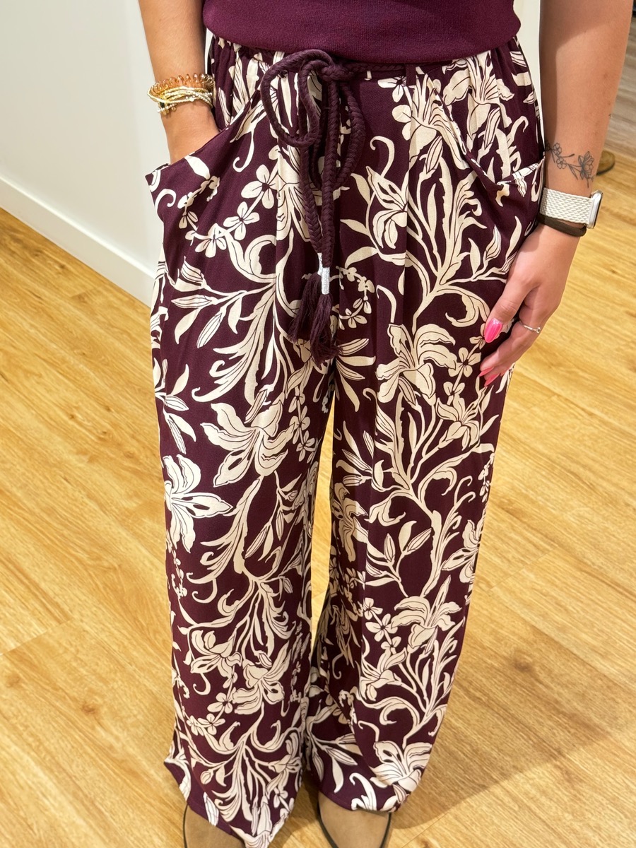 EDDY, notre pantalon fluide à jambes larges avec son imprimé floral. On aime sa taille élastique qui vous apporte confort tout au long de la journée. On peut aussi bien l'associer à un débardeur qu'avec une maille toute douce pour les journées les plus fraiches...