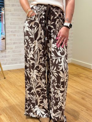 EDDY, notre pantalon fluide à jambes larges avec son imprimé floral. On aime sa taille élastique qui vous apporte confort tout au long de la journée. On peut aussi bien l'associer à un débardeur qu'avec une maille toute douce pour les journées les plus fraiches...