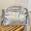 MAG, le sac avec ses franges sur le côté qui donne une touche d’éclat à vos tenues au design élégant et contemporain. Confectionné dans un cuir métallisé souple, il allie style et praticité pour un look tendance au quotidien comme en soirée. On aime sa bandoulière rivets et son porté main élégant.