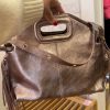MAG, le sac avec ses franges sur le côté qui donne une touche d’éclat à vos tenues au design élégant et contemporain. Confectionné dans un cuir métallisé souple, il allie style et praticité pour un look tendance au quotidien comme en soirée. On aime sa bandoulière rivets et son porté main élégant.